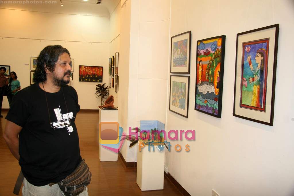Amol Gupte at Chacha Nehru Birth anniversary art event in Nehru Art Gallery, Worli on 9th Nov 2010 