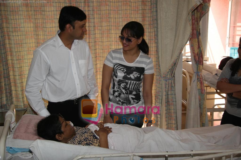 Sonakshi Sinha and International Singer Don Moen with Cancer Patients during a meet with Cancer Patients of Shanti Avedna Ashram in Mumbai on Thursday, 11 November 2010 