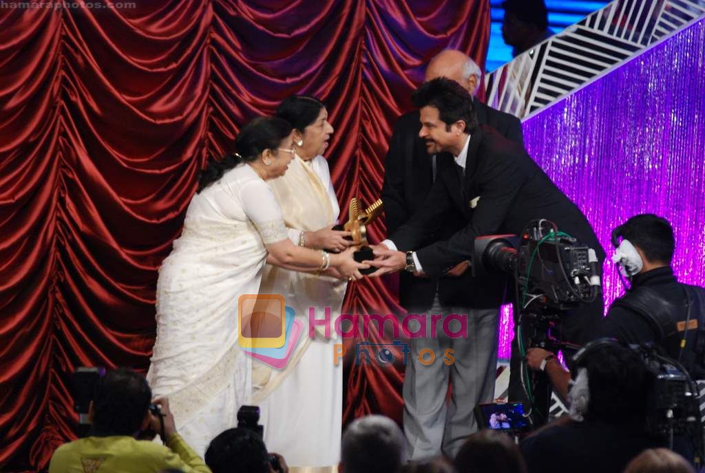 Lata Mangeshkar at Global Indian music Awards in Yashraj on 10th Nov 2010 ~0