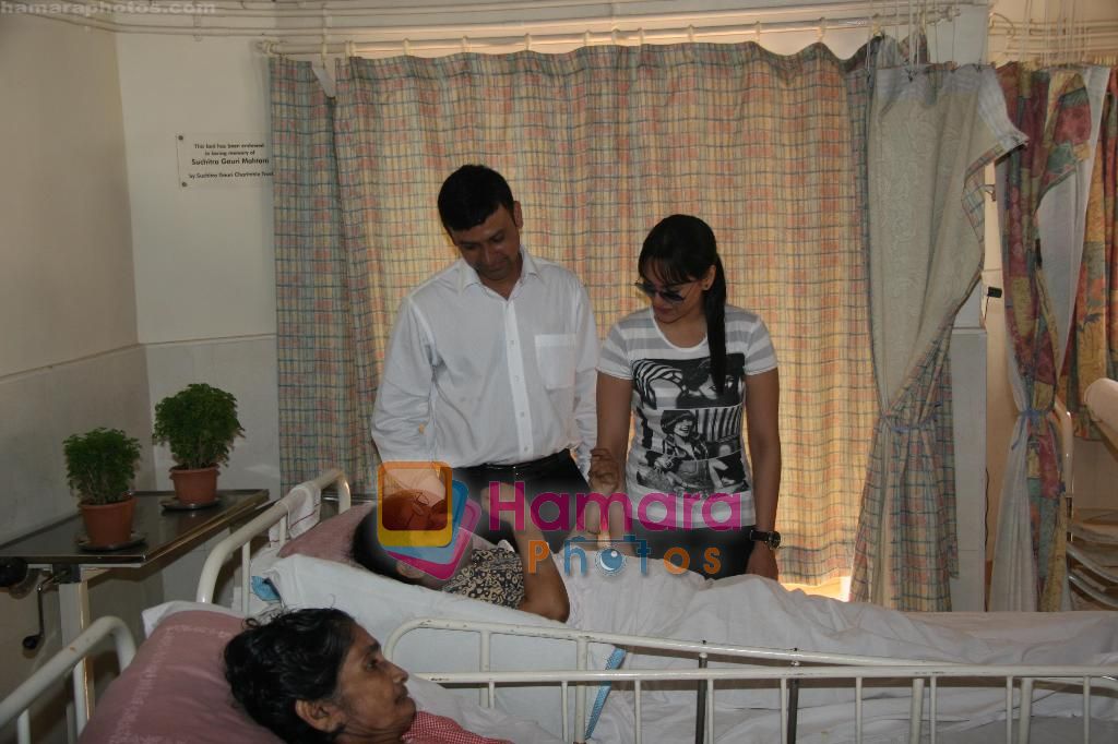 Sonakshi Sinha and International Singer Don Moen with Cancer Patients during a meet with Cancer Patients of Shanti Avedna Ashram in Mumbai on Thursday, 11 November 2010 