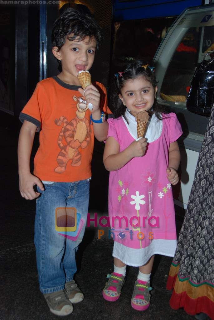 Arshad Warsi's Kids with Golmaal 3 team celebrates with kids in Fame on 14th Nov 2010 