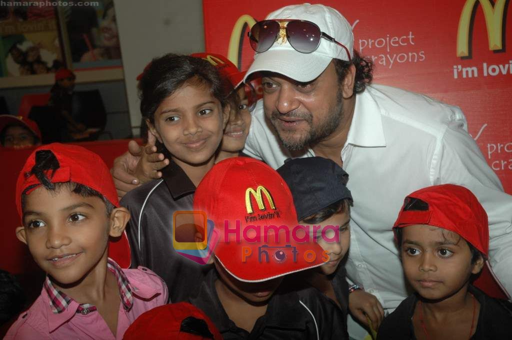 Arjun Rampal spends time with kids at Mcdonald's on 14th Nov 2010