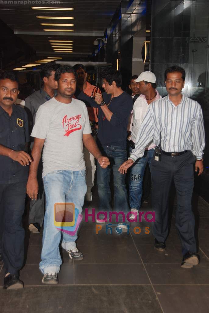 Shahrukh Khan snapped at Mumbai International airport on 16th Nov 2010
