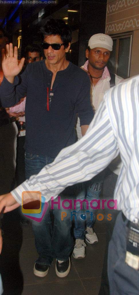 Shahrukh Khan snapped at Mumbai International airport on 16th Nov 2010 