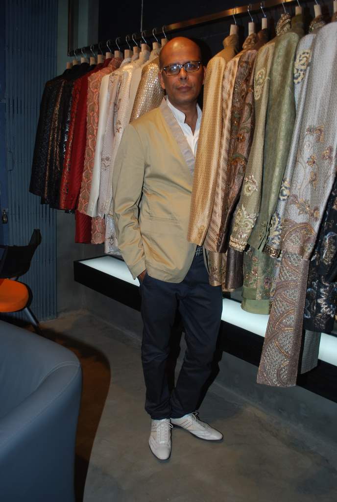 Narendra Kumar Ahmed at Narendra Kumar Ahmed's store launch in Khar on 18th Nov 2010 ~0