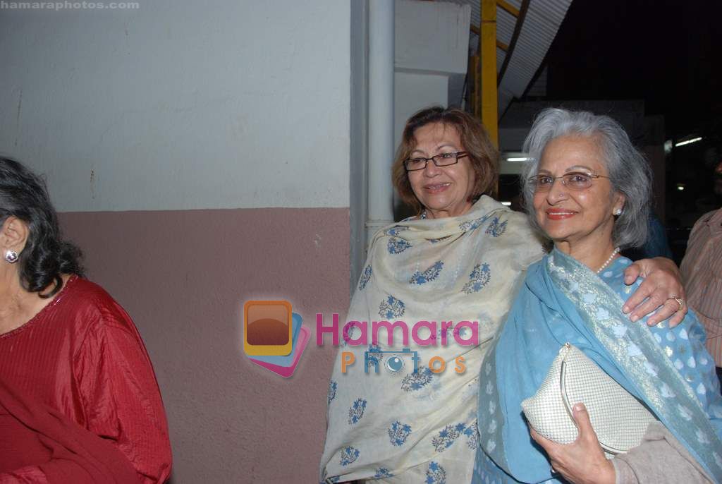 Helen, Waheeda Rehman at Guzaarish screening in Ketnav on 18th Nov 2010 
