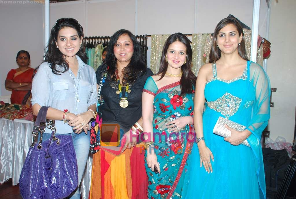 Perizaad Kolah, Aparna Tilak, Shaina NC at Brides of Mumbai exhibition by designer Sarika Desai in Mumbai on 19th Nov 2010 