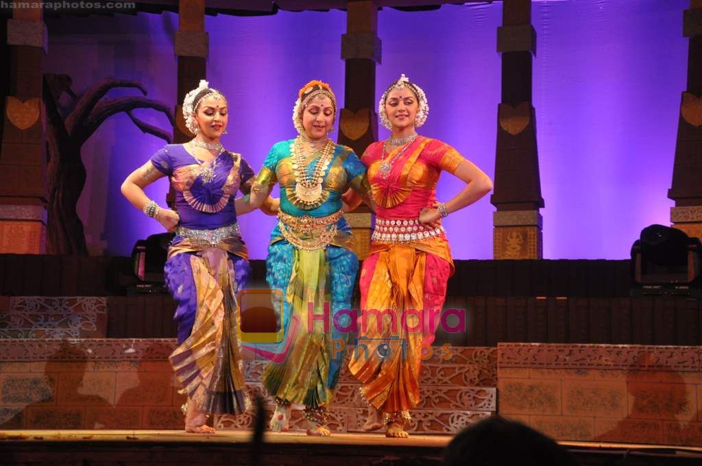 Hema Malini, Esha Deol, Ahana Deol perform together in Ravindra Natya Mandir on 20th Nov 2010 