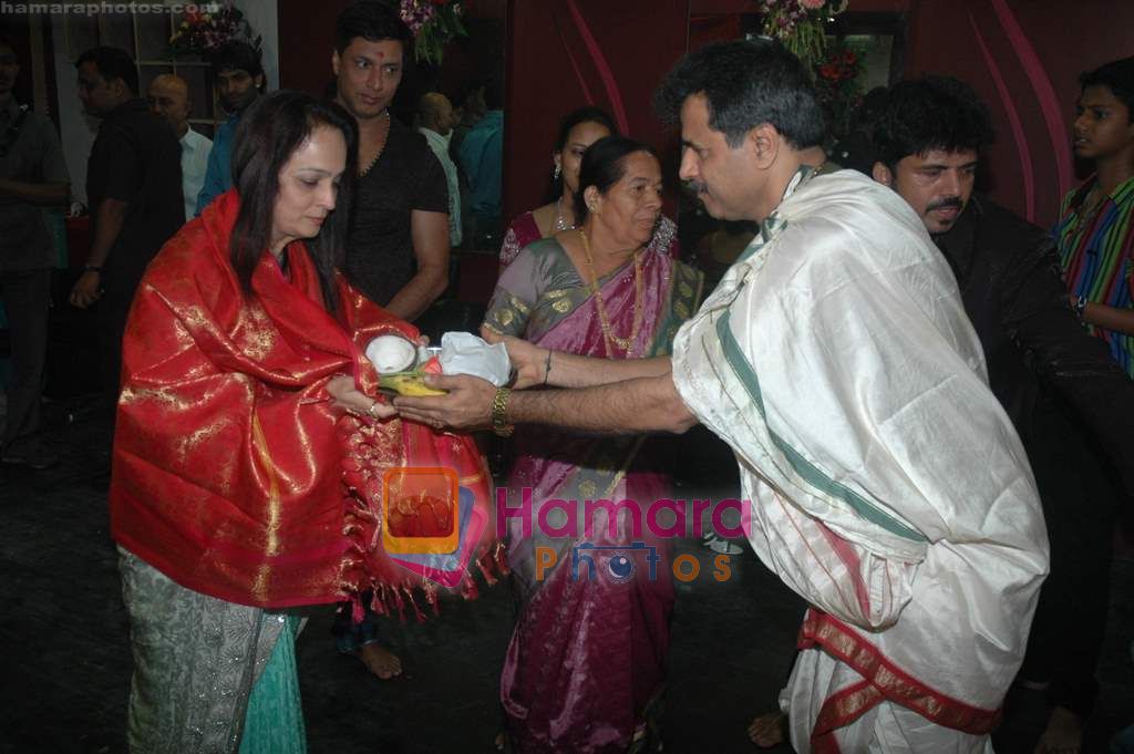 Smita Thackeray at Shiva's salon Launch in Andheri on 21st Nov 2010 