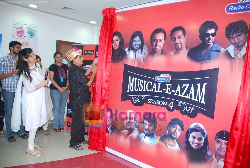 Jagjit Singh at the launch of Radio City's Musical-e-azam in Bandra on 25th Nov 2010 