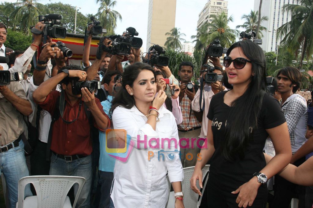 Sonakshi Sinha pay tribute to 2611 VICTIMS in Mumbai on 25th Nov 2010 