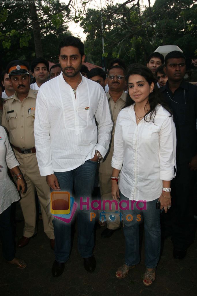 Abhishek Bachchan pay tribute to 2611 VICTIMS in Mumbai on 25th Nov 2010 
