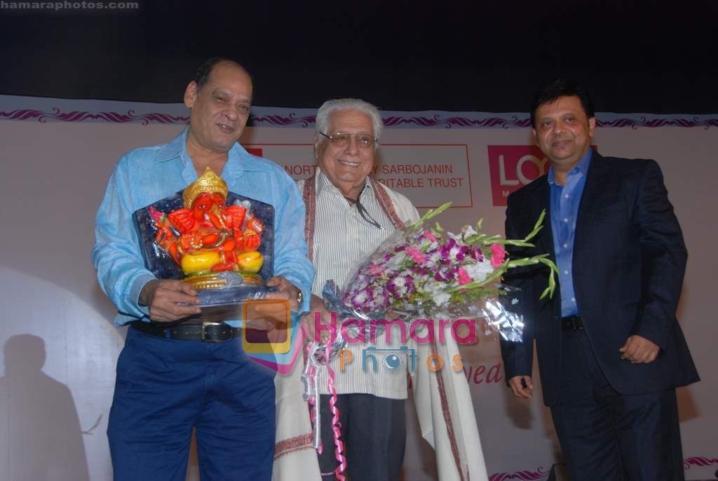Basu Chatterjee at film maker Bau Chatterjee's honour event by Loop Mobile in Rang Sharda on 29th Nov 2010 