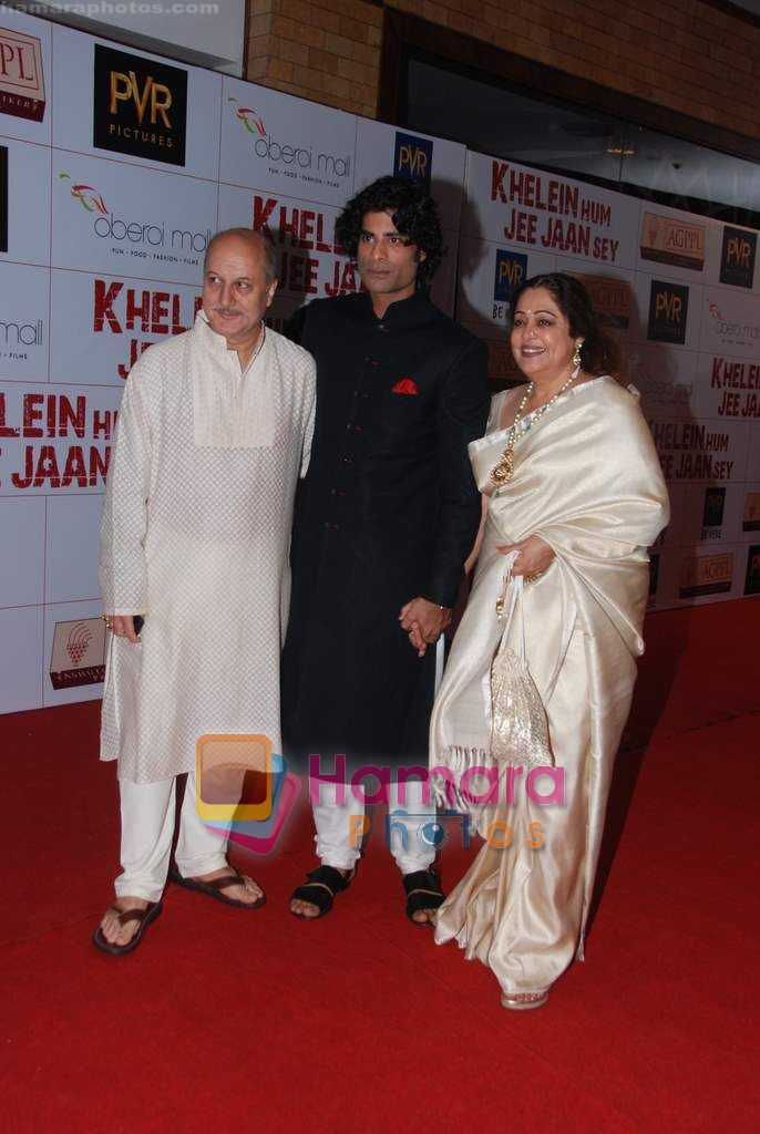 Anupam Kher, Kiron Kher, Sikander Kher at the Premiere of Khelein Hum Jee Jaan Sey in PVR Goregaon on 2nd Dec 2010 