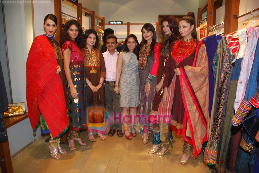 Aanchal Kumar, Shonal Rawat, Alecia Raut at Designer Shruti Sancheti and Carina Advani's Autumn Winter collection at Fuel, Khar on 3rd Dec 2010 