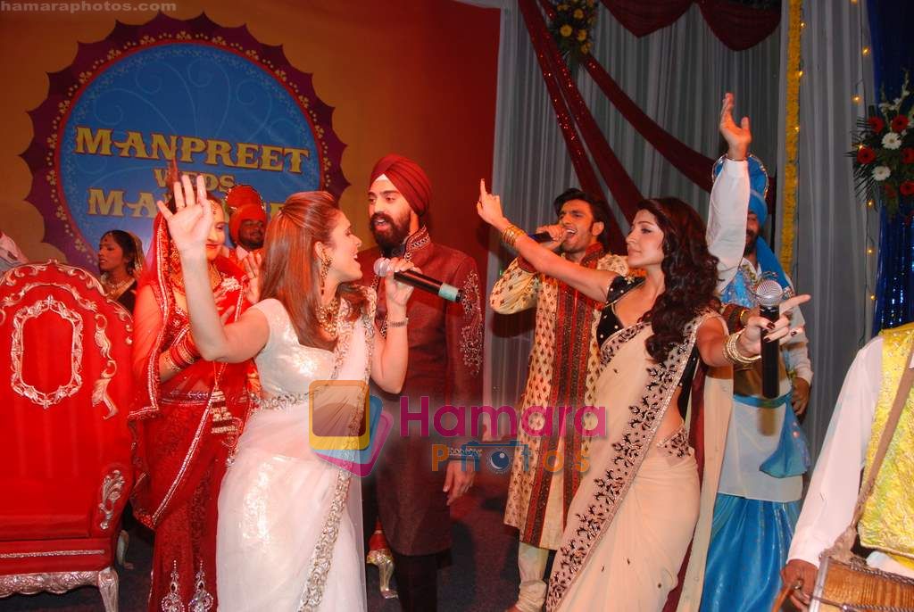Anushka Sharma, Ranveer Singh, Raageshwari at the Wedding to promote Band Baaja aur Baarat in Taj Land's End on 4th Dec 2010 
