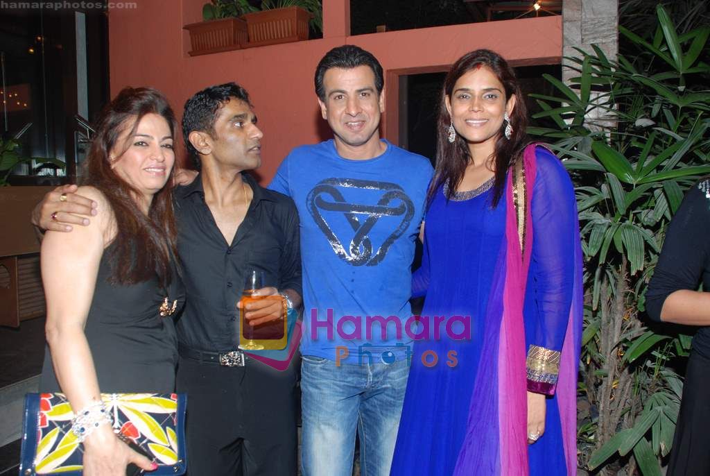 Ronit Roy at Captain Vinod Nair's birthday bash in Penne on 7th Dec 2010 