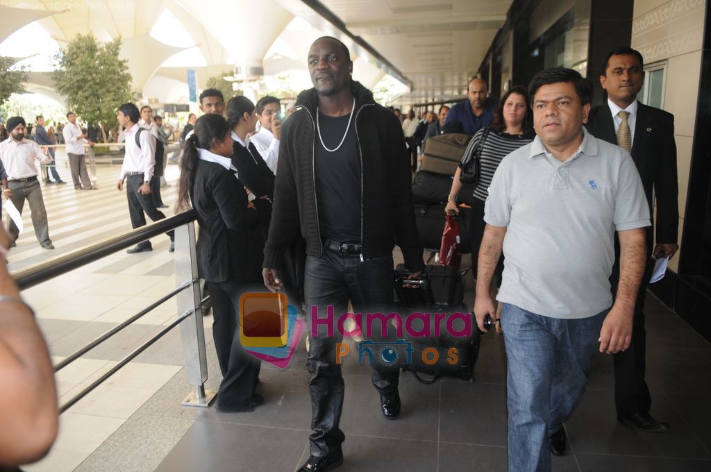 Akon Arrives in Mumbai to record for Ra.One in Mumbai Airport on 7th Dec 2010