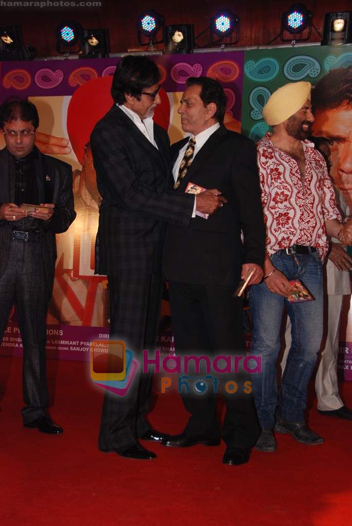 Amitabh Bachchan, Dharmendra at Yamla Pagla Deewana music launch in Novotel, Mumbai on 9th Dec 2010 