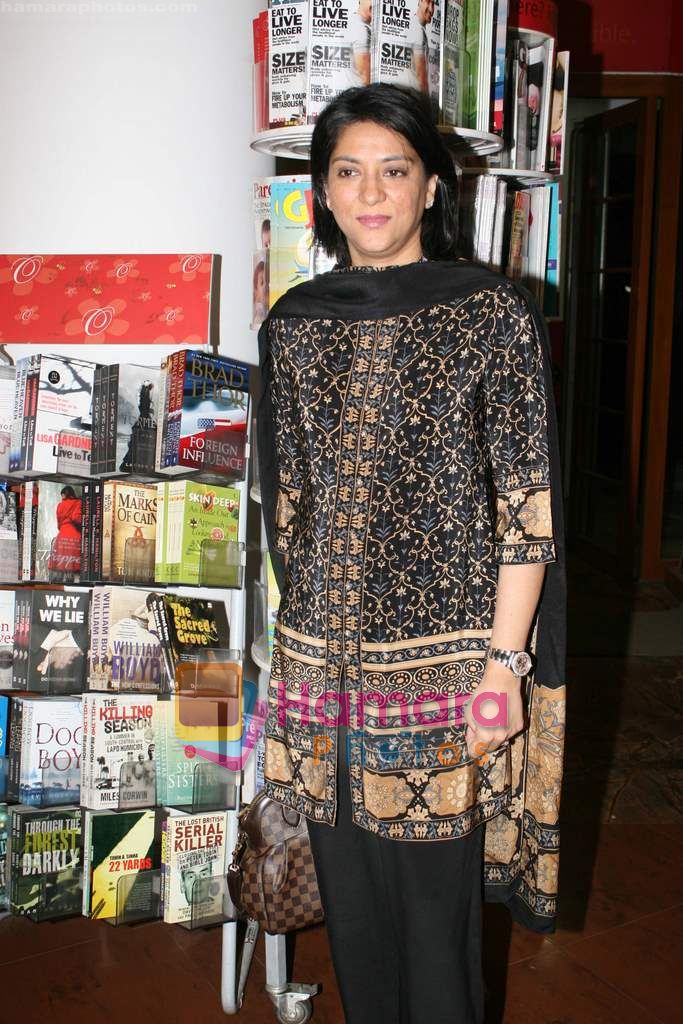 Priya Dutt launches Malini Chibb's book One Little Finger in Churchgate on 10th Dec 2010 