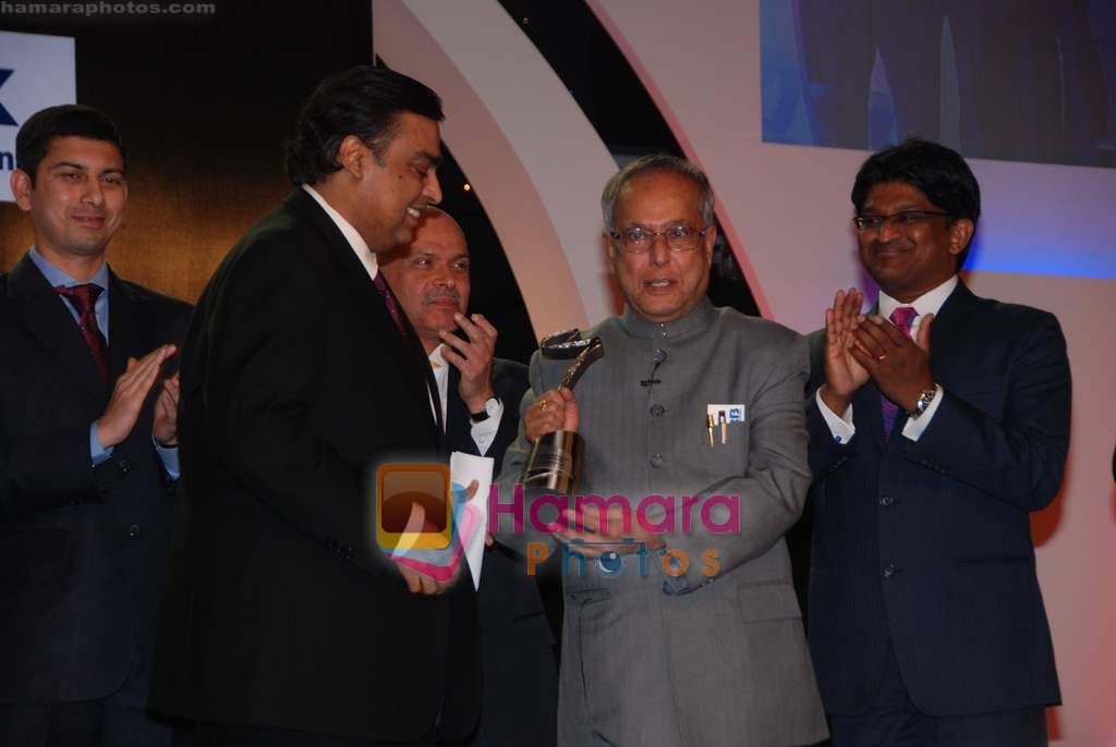 Mukesh Ambani at CNBC India Business Awards in Grand Haytt on 11th Dec 2010 