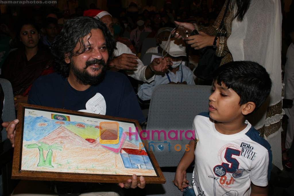 Amol gupte cheers cancer patients at Hope 2010 evet in Lower Parel, Mumbai on 12th Dec 2010 