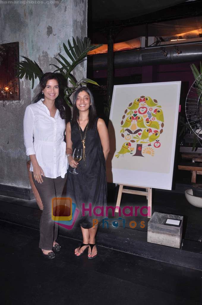 Sushma Reddy and Divya Thakur at Divya Thakur art event in Mumbai on 15th Dec 2010