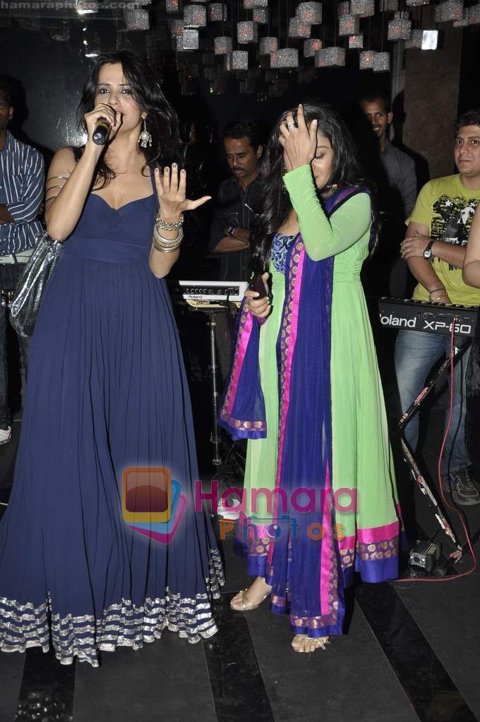 Sunidhi Chauhan, Shona Mohapatra at Sulaiman's bday bash in Mumbai on 21st Dec 2010 