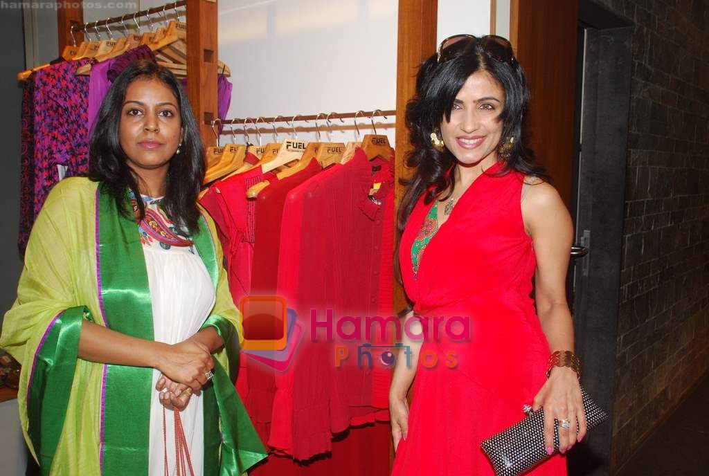Shibani Kashyap at Gayatri Khanna's Fuel collection in Fuel on 22nd Dec 2010 