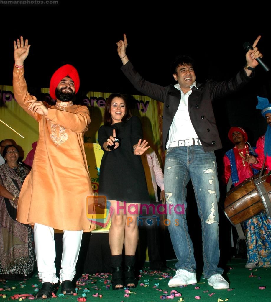 Charan Singh Sapra, Mahima Chaudhury and Karan Oberoi  at Mulund Festival on 27th Dec 2010(in blue jeans)