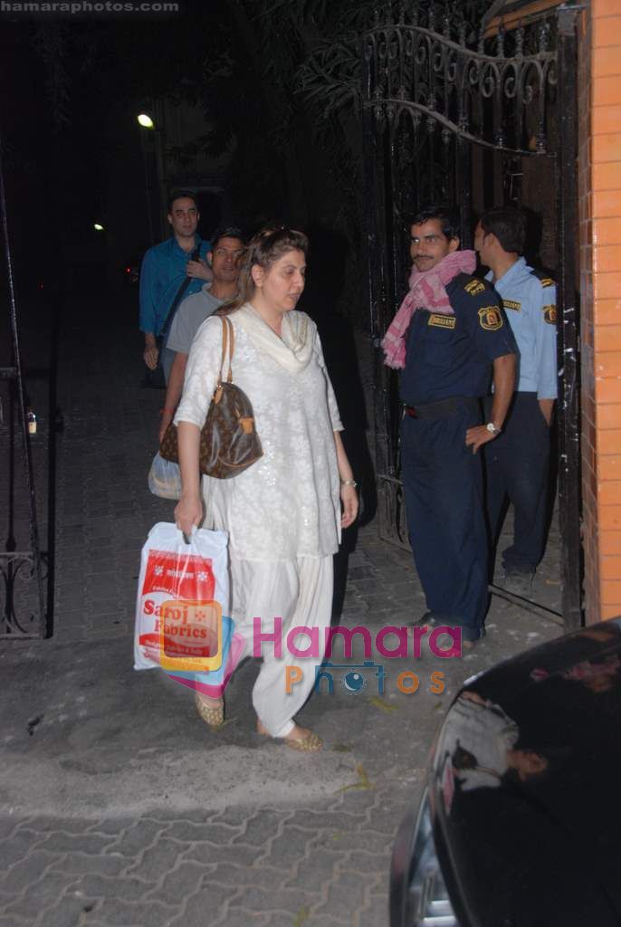 Faizal Khan, Aamir Khan, Kiran Rao snapped on occasion of their anniversary in Bandra on 28th Dec 2010 