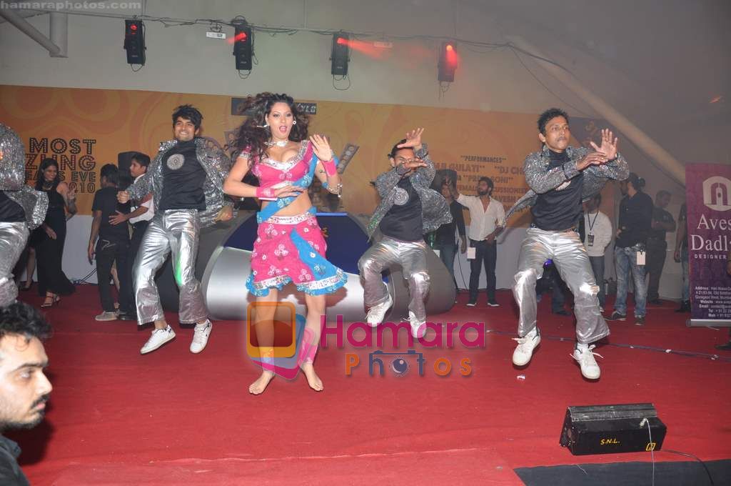 Priya Soni performs live at Dubai Dazzle show in Andheri on 1st Jan 2011 