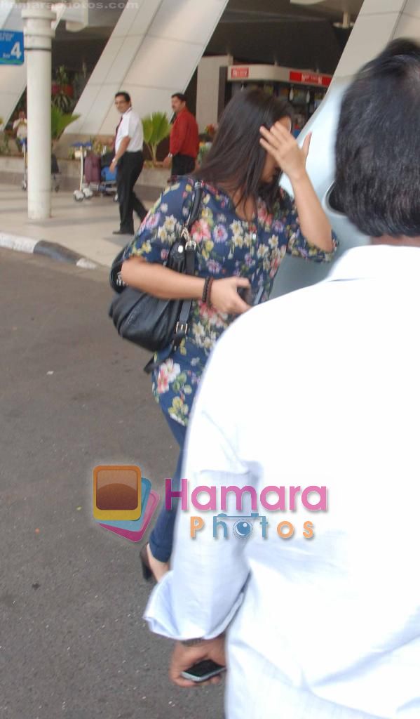 Vidya Balan snapped after they return from Delhi on 5th Jan 2011 