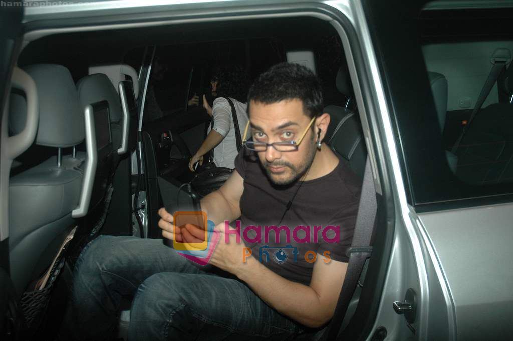 Aamir Khan snapped with his IPAD in Novotel Hotel on 6th Jan 2011 