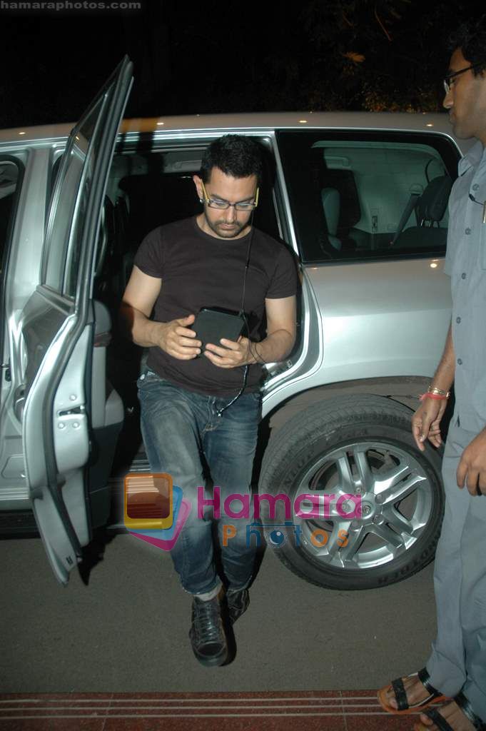 Aamir Khan snapped with his IPAD in Novotel Hotel on 6th Jan 2011 