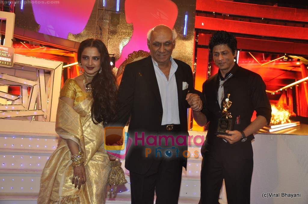 Shahrukh Khan, Rekha, Yash Chopra at 17th Annual Star Screen Awards 2011 on 6th Jan 2011 