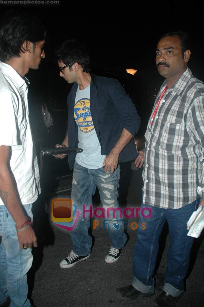 Shahid Kapoor leave for South Africa concert in Mumbai Airport on 8th Jan 2011 