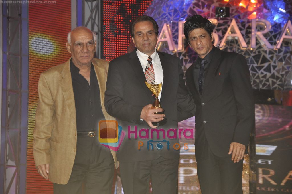 Dharmendra at 6th Apsara Film and Television Producers Guild Awards in BKC, Mumbai on 11th Jan 2011 