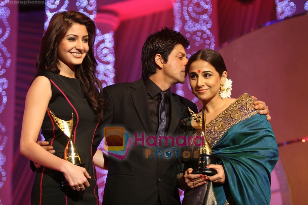 Vidya Balan, Shahrukh Khan, Anushka Sharma at 6th Apsara Film and Television Producers Guild Awards in BKC, Mumbai on 11th Jan 2011 