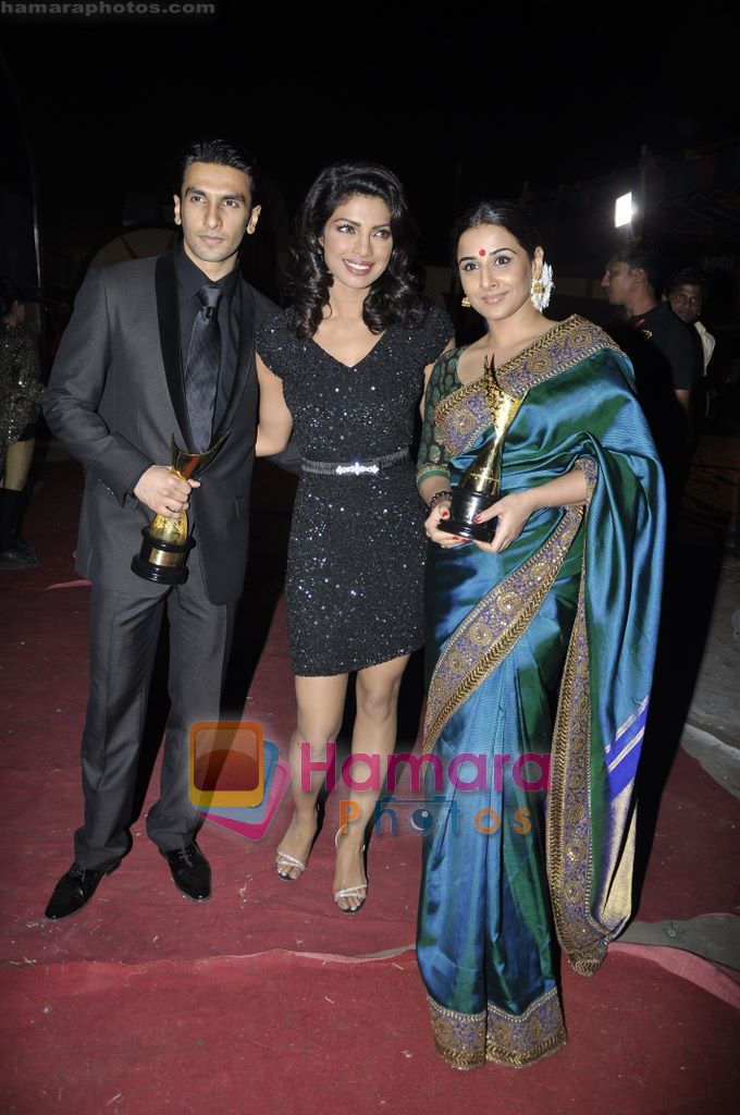 Vidya Balan, Priyanka Chopra at 6th Apsara Film and Television Producers Guild Awards in BKC, Mumbai on 11th Jan 2011 