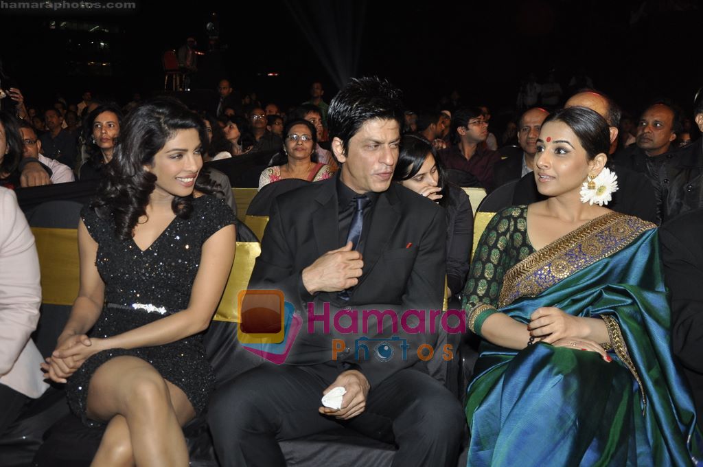 Shahrukh Khan, Priyanka Chopra, Vidya Balan at 6th Apsara Film and Television Producers Guild Awards in BKC, Mumbai on 11th Jan 2011 