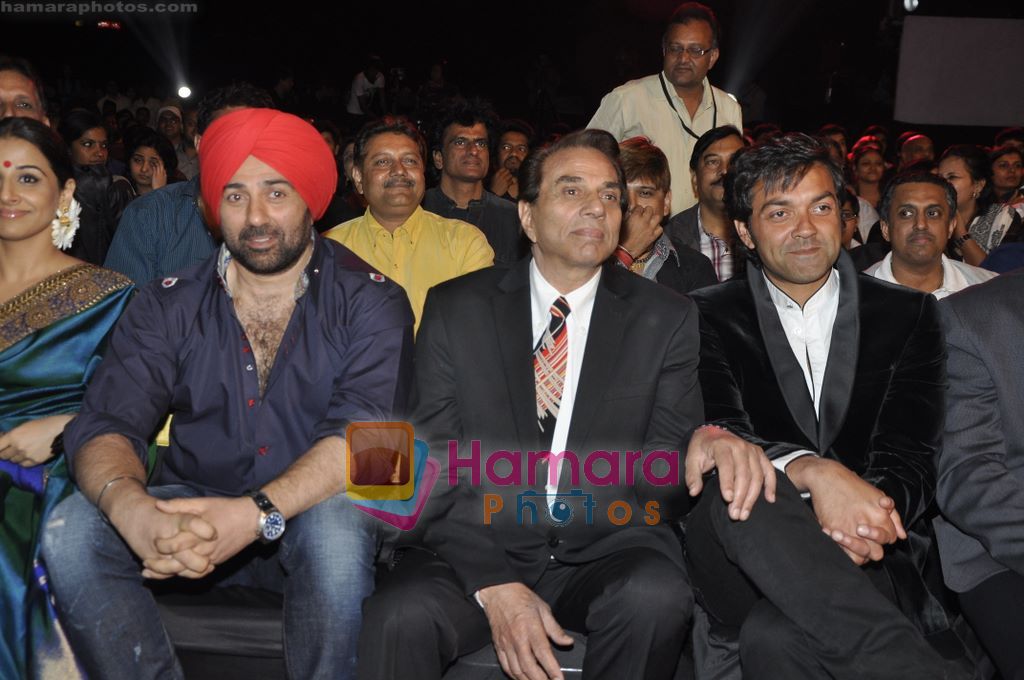 Dharmendra, Sunny Deol at 6th Apsara Film and Television Producers Guild Awards in BKC, Mumbai on 11th Jan 2011 ~0
