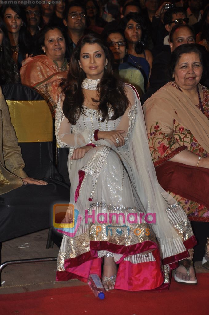 Aishwarya Rai at 6th Apsara Film and Television Producers Guild Awards in BKC, Mumbai on 11th Jan 2011 
