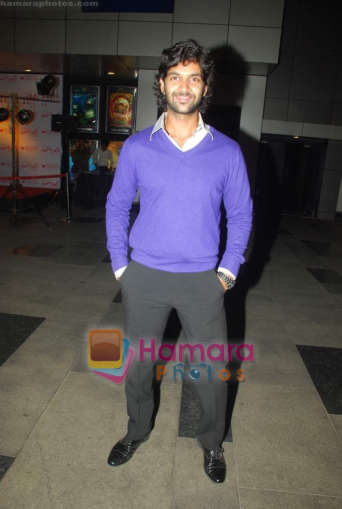 Purab Kohli sell tickets in PVR to promote film Turning 30 on 14th Jan 2011 