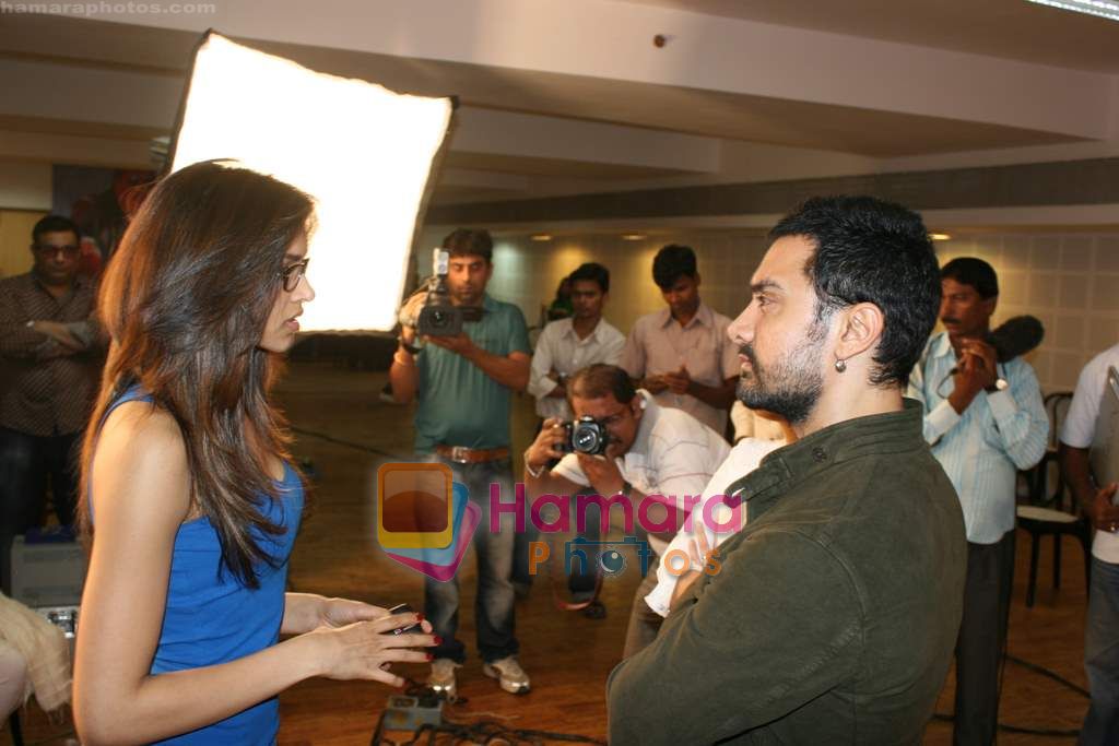 Aamir Khan, Deepika Padukone at Dhobi Ghat shoot for a magazine in Yashraj on 17th Jan 2011 