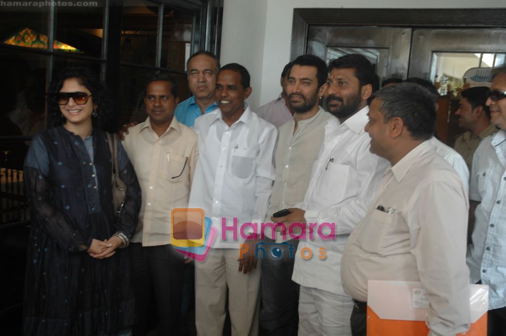Aamir Khan, Kiran Rao meets Akhil Bhartiya Dhobi Mahasangh members in Sun N Sand, Mumbai on 20th Jan 2011 