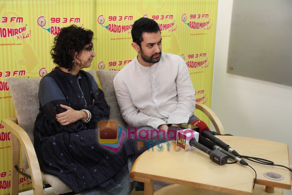 Aamir Khan, Kiran Rao promote dhobighat on Radio Mirchi on 21st Jan 2011 