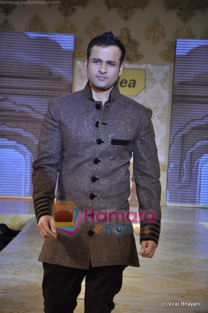 Rohit Roy walk the ramp at Mijwan show in Trident, Bandra on 23rd Jan 2011 