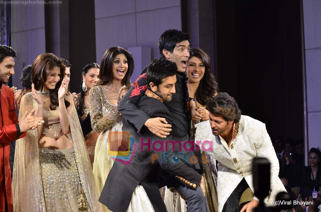 Ranbir Kapoor, Manish Malhotra, Hrithik Roshan, Priyanka Chopra walk the ramp at Mijwan show in Trident, Bandra on 23rd Jan 2011 (303)~0