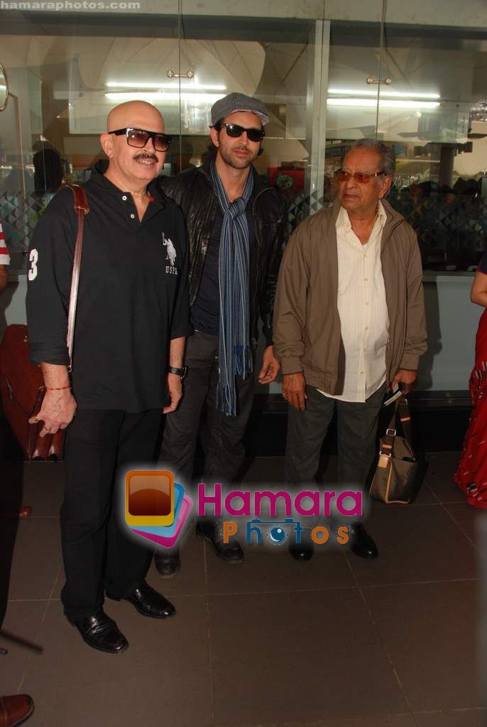 Hrithik Roshan, Rakesh Roshan returns from London in Airport on 23rd Jan 2011 